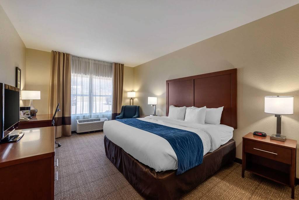 Comfort Inn & Suites Northern Kentucky | restaurant | 10 Country Dr, Wilder, KY 41076, USA | 8594413707 OR +1 859-441-3707