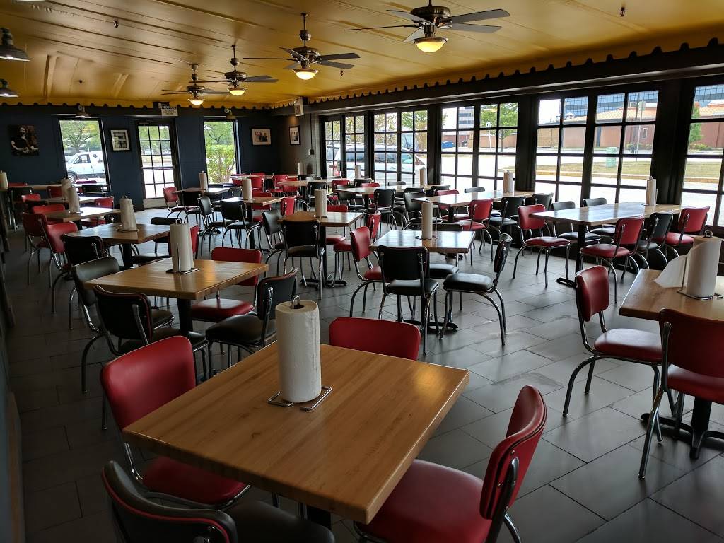 Fuddruckers | restaurant | 1500 Branding Ln, Downers Grove, IL 60515, USA | 6309630404 OR +1 630-963-0404