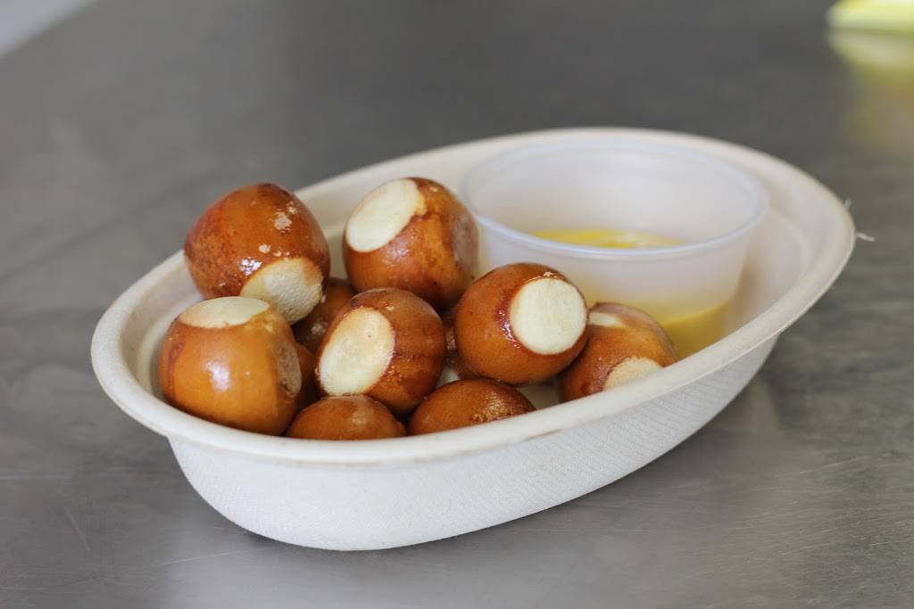 Tommy Dogs | restaurant | 1359 Grandview Ave, Columbus, OH 43212, USA | 6148242528 OR +1 614-824-2528