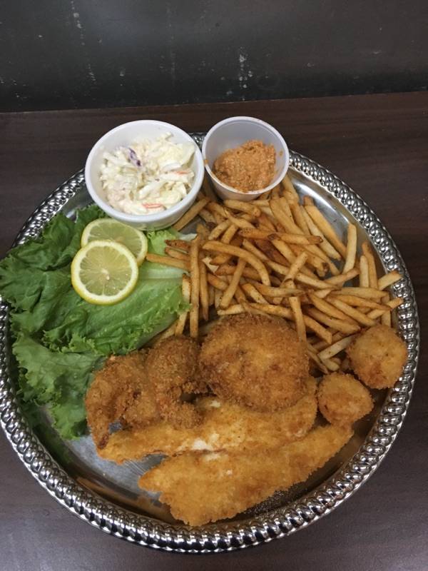 Center Square Restaurant and Bar | restaurant | 1 Pureland Dr, Swedesboro, NJ 08085, USA | 8564673322 OR +1 856-467-3322