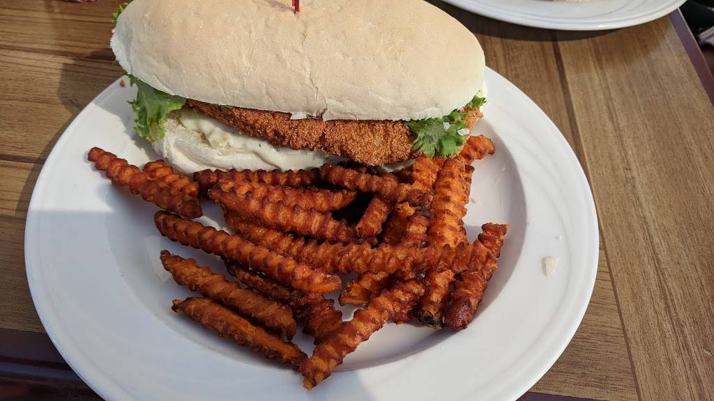 Huck Finns On the Water | restaurant | 129 Marina Dr, La Crosse, WI 54601, USA | 6085192007 OR +1 608-519-2007