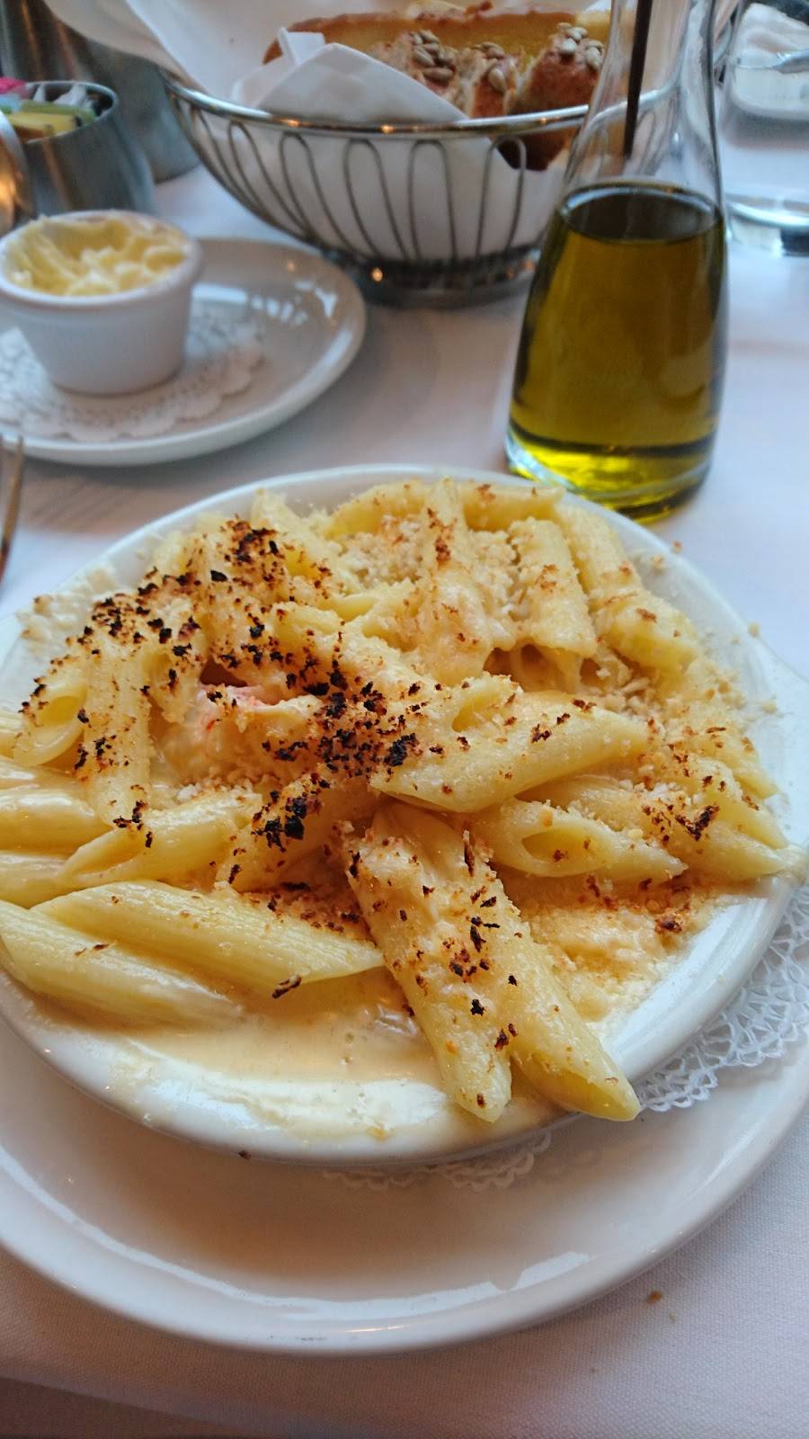 Freds Chicago | restaurant | 15 East W Oak St, Chicago, IL 60611, USA | 3125961111 OR +1 312-596-1111