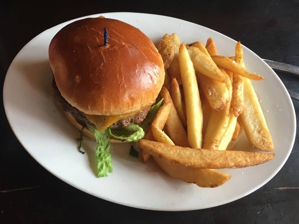 Red Lion Pub | restaurant | 1850 N Water St, Milwaukee, WI 53202, USA | 4144319009 OR +1 414-431-9009