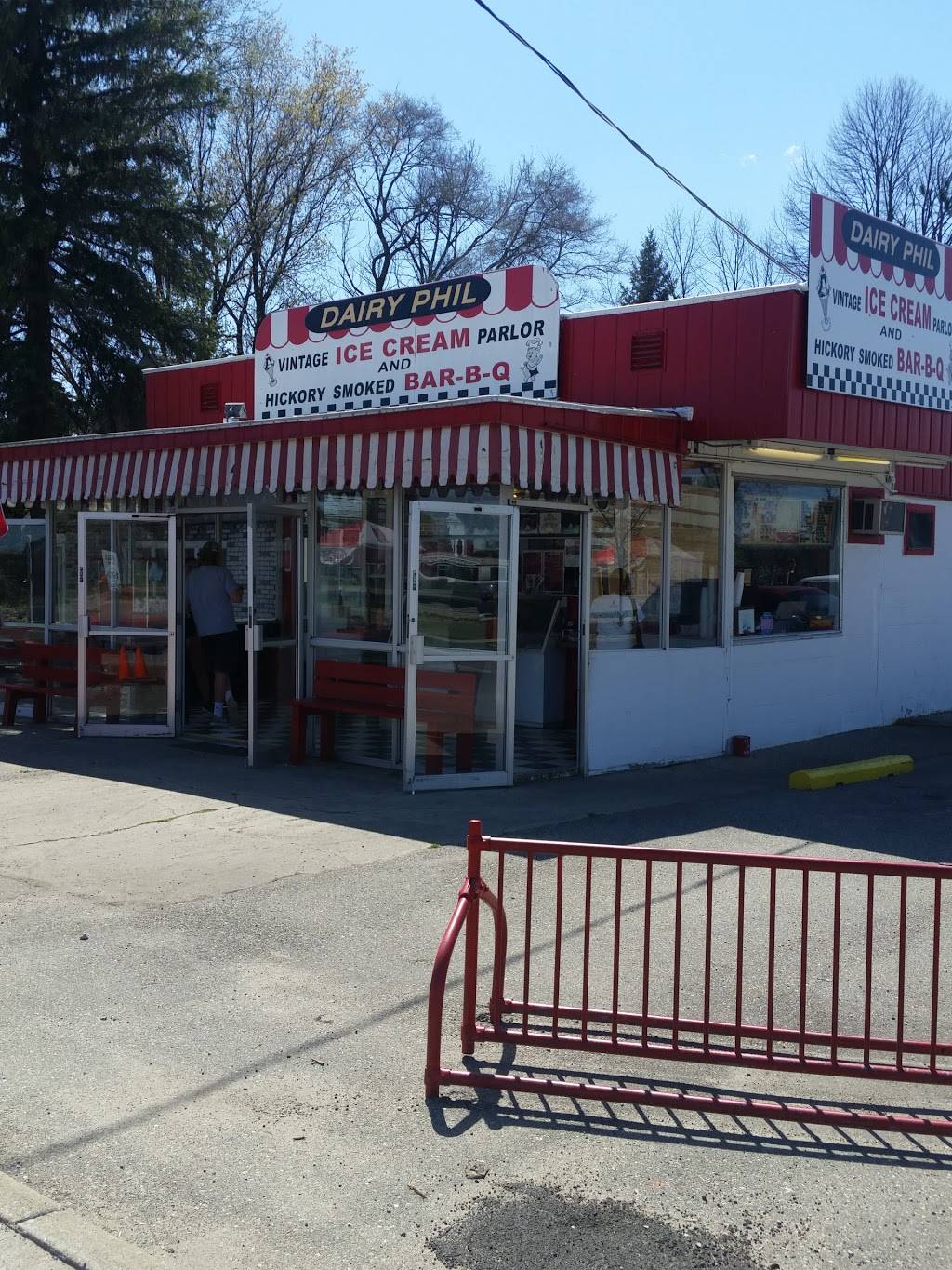 Dairy Phil | restaurant | 1131 N McEwan St, Clare, MI 48617, USA | 9893862647 OR +1 989-386-2647