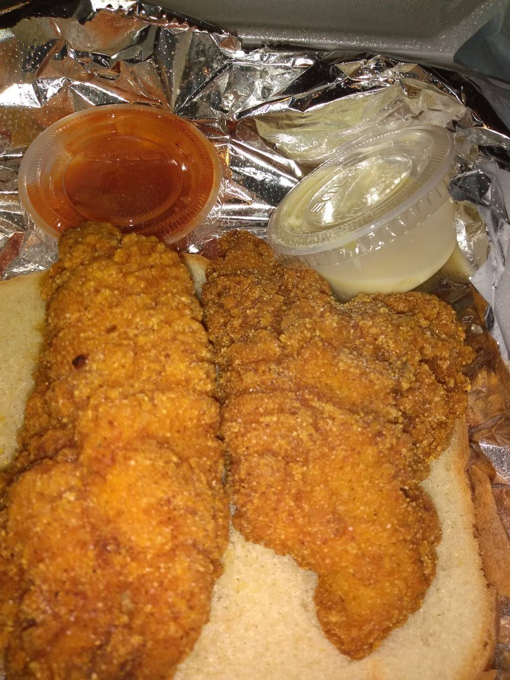 Chucksters | restaurant | 801 E 4th St, Waterloo, IA 50703, USA | 3192321359 OR +1 319-232-1359