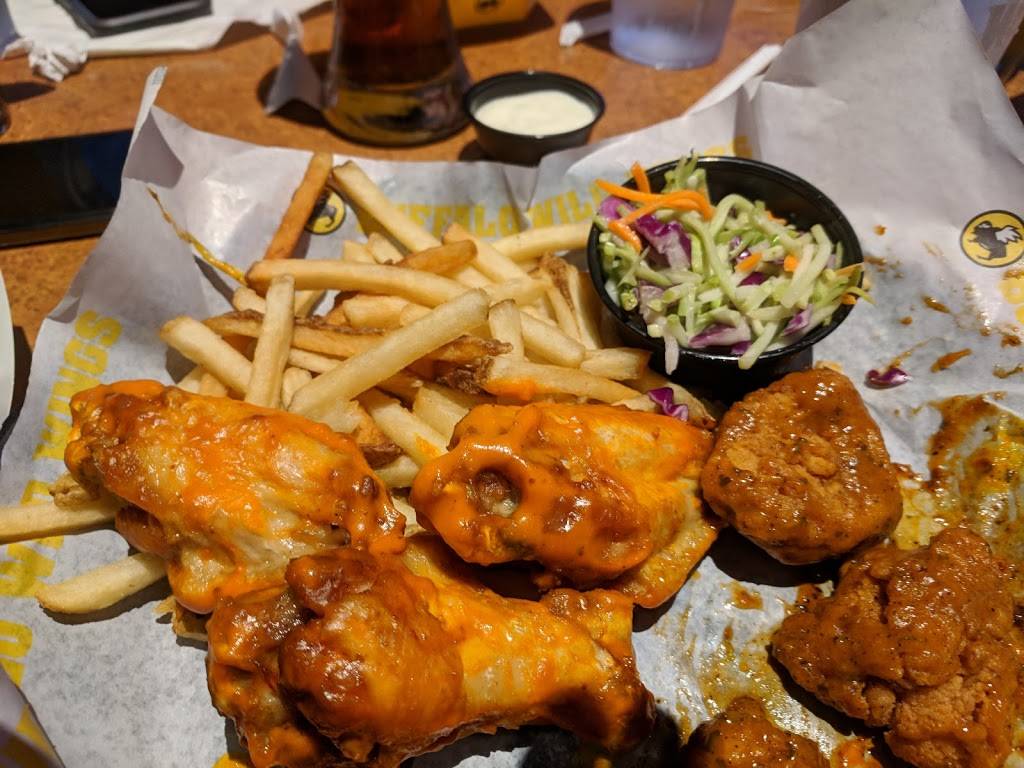 Buffalo Wild Wings | meal takeaway | 7030 W 105th St, Overland Park, KS 66212, USA | 9133419464 OR +1 913-341-9464