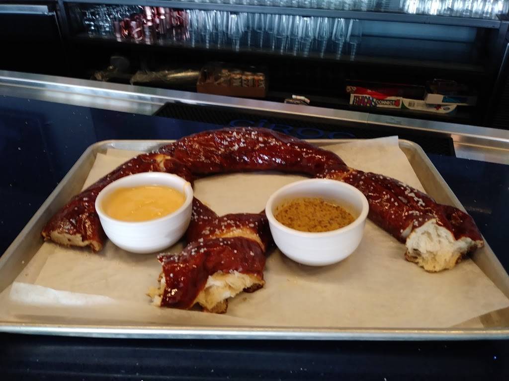 Owly Oop Sports Pub | restaurant | 305 S Madison St, Rockford, IL 61104, USA | 8159774303 OR +1 815-977-4303