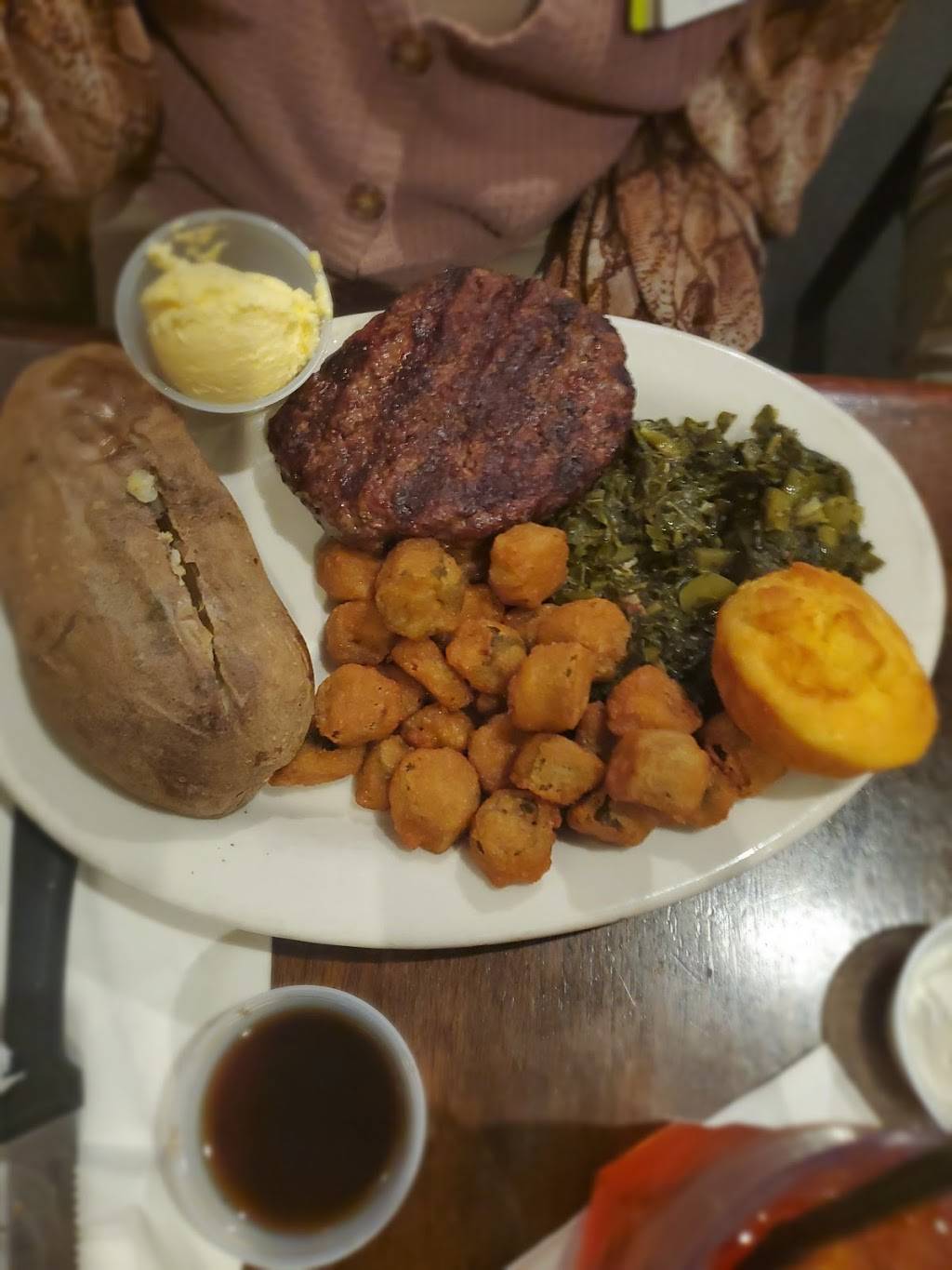 Sommers Place | restaurant | 7972 Vaughn Rd, Montgomery, AL 36116, USA | 3342795401 OR +1 334-279-5401