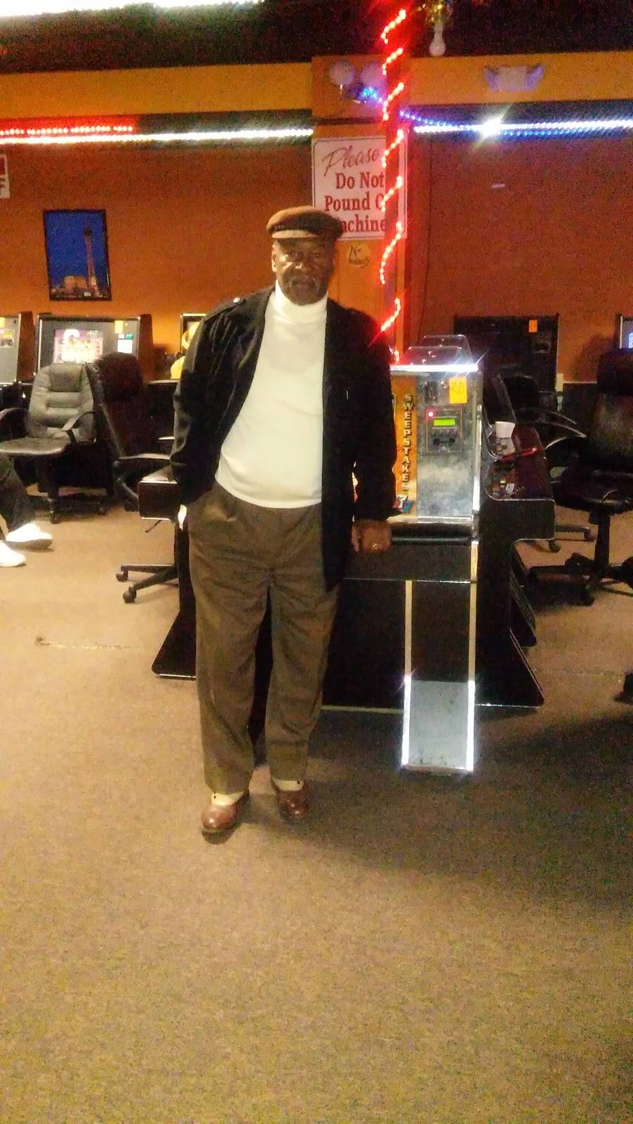 Hook Fish & Chicken | restaurant | 2545 Belmont Ave, Youngstown, OH 44505, USA | 3307434665 OR +1 330-743-4665