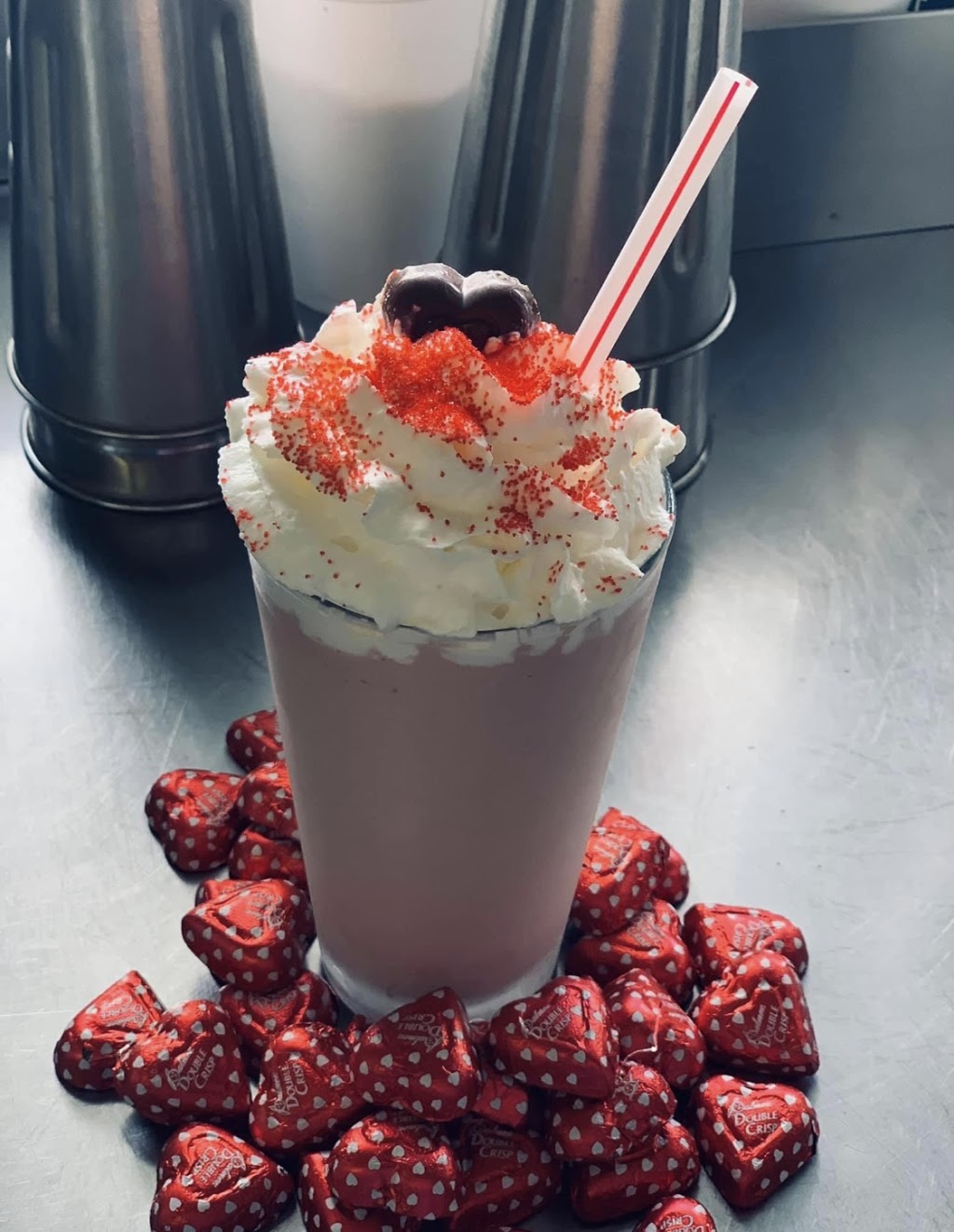 Shake Rattle & Roll Drive-in | restaurant | 101 W 9th St, Alton, IL 62002, USA | 6184339228 OR +1 618-433-9228