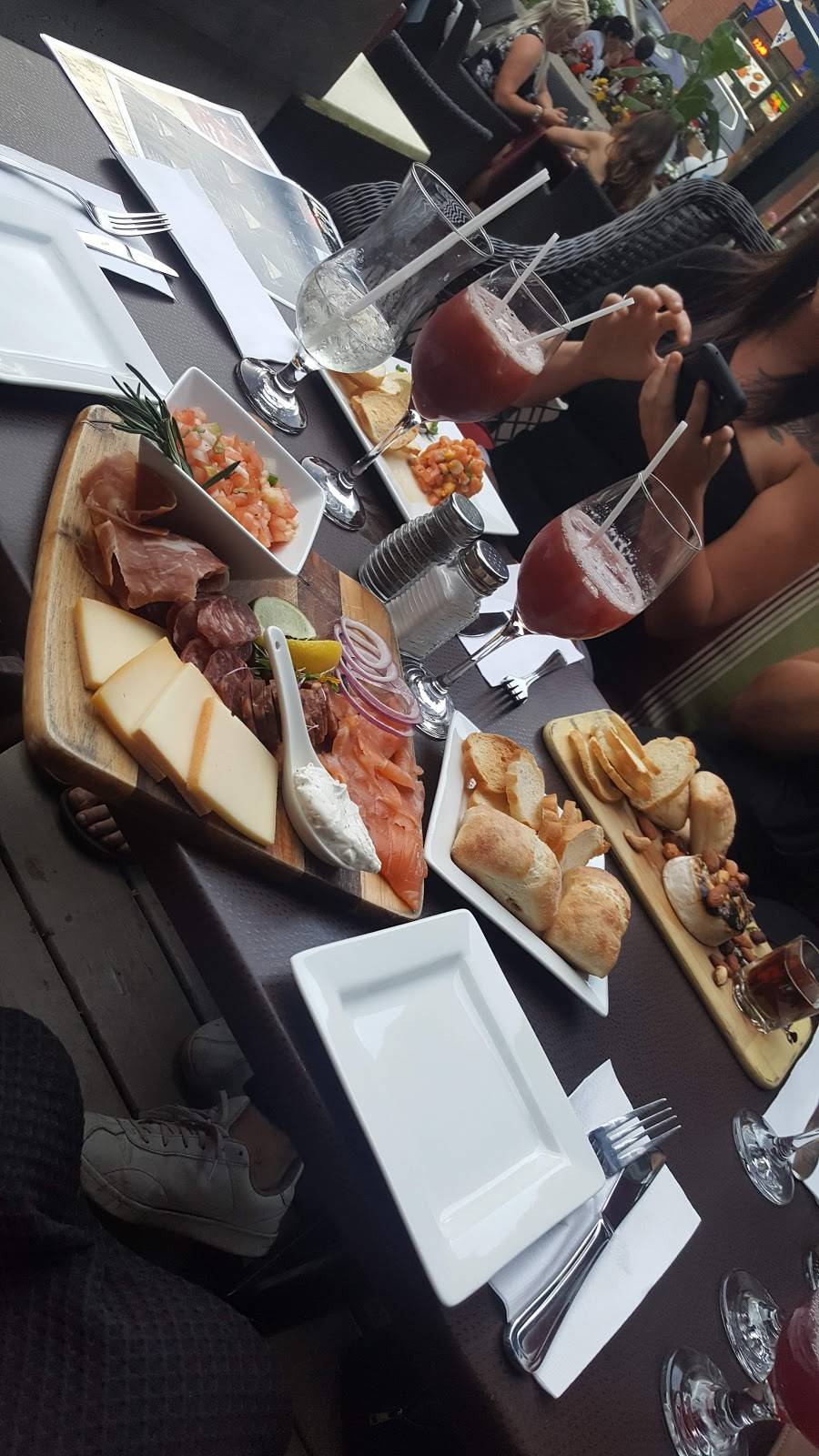 Complexe Le Vieux Shack | restaurant | 338 Rue Saint Georges, Saint-Jérôme, QC J7Z 5A5, Canada | 4504367500 OR +1 450-436-7500