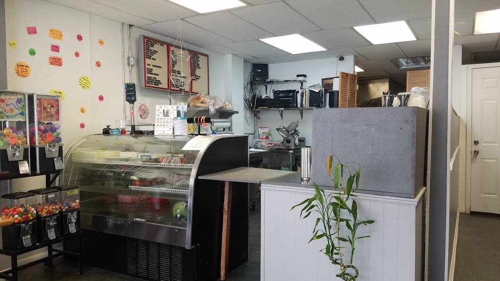 Brendas Kitchen & Deli | restaurant | 165 Highland Ave, Waterbury, CT 06708, USA | 2035274286 OR +1 203-527-4286