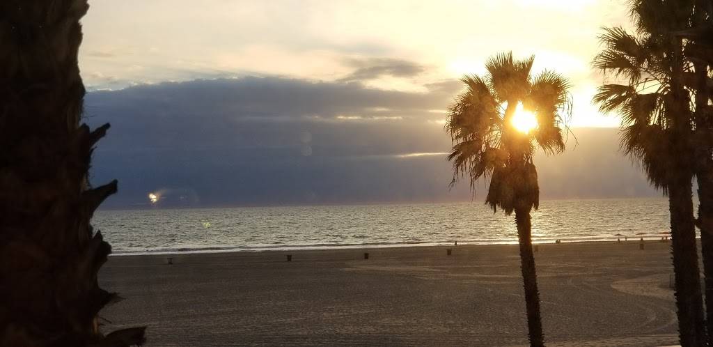 Catch | restaurant | 1910 Ocean Way, Santa Monica, CA 90405, USA | 3105815533 OR +1 310-581-5533