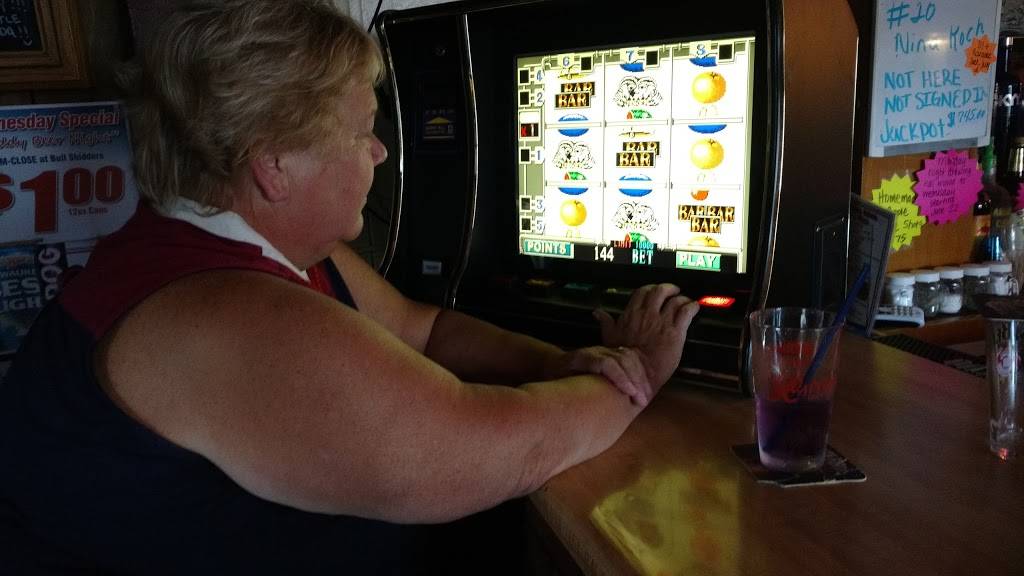 Bladers Dakota Inn | restaurant | W9501 County Road Jj, Wautoma, WI 54982, USA | 9207873227 OR +1 920-787-3227