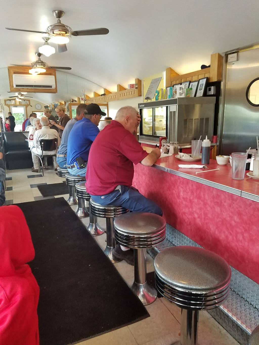 Auburn Diner | restaurant | 64 Columbus St, Auburn, NY 13021, USA | 3152537375 OR +1 315-253-7375