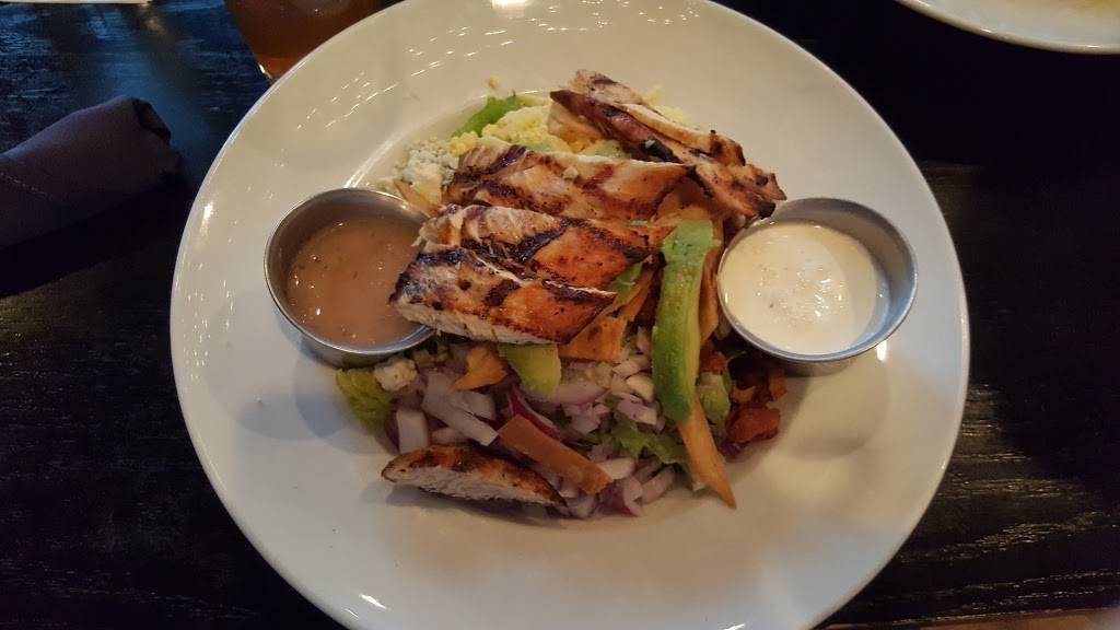 Harrys Bar and Grill | restaurant | 3549 N Oakland Ave, Milwaukee, WI 53211, USA | 4149646800 OR +1 414-964-6800