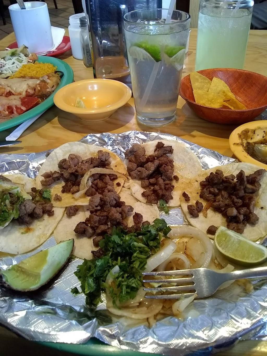 El Crucero | restaurant | 251 Horizon Blvd, Socorro, TX 79927, USA | 9158602376 OR +1 915-860-2376