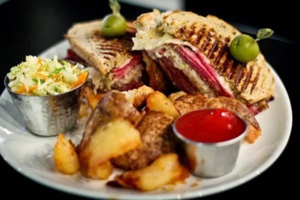 Ovie Bar & Grill | restaurant | 120 N Canal St, Chicago, IL 60661, USA | 3129021111 OR +1 312-902-1111