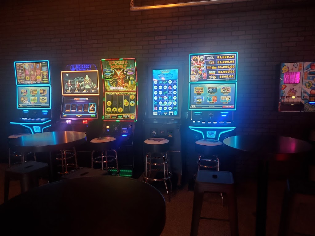 Draft City Taproom | restaurant | 602 W Pine St, Baraboo, WI 53913, USA | 6084482285 OR +1 608-448-2285