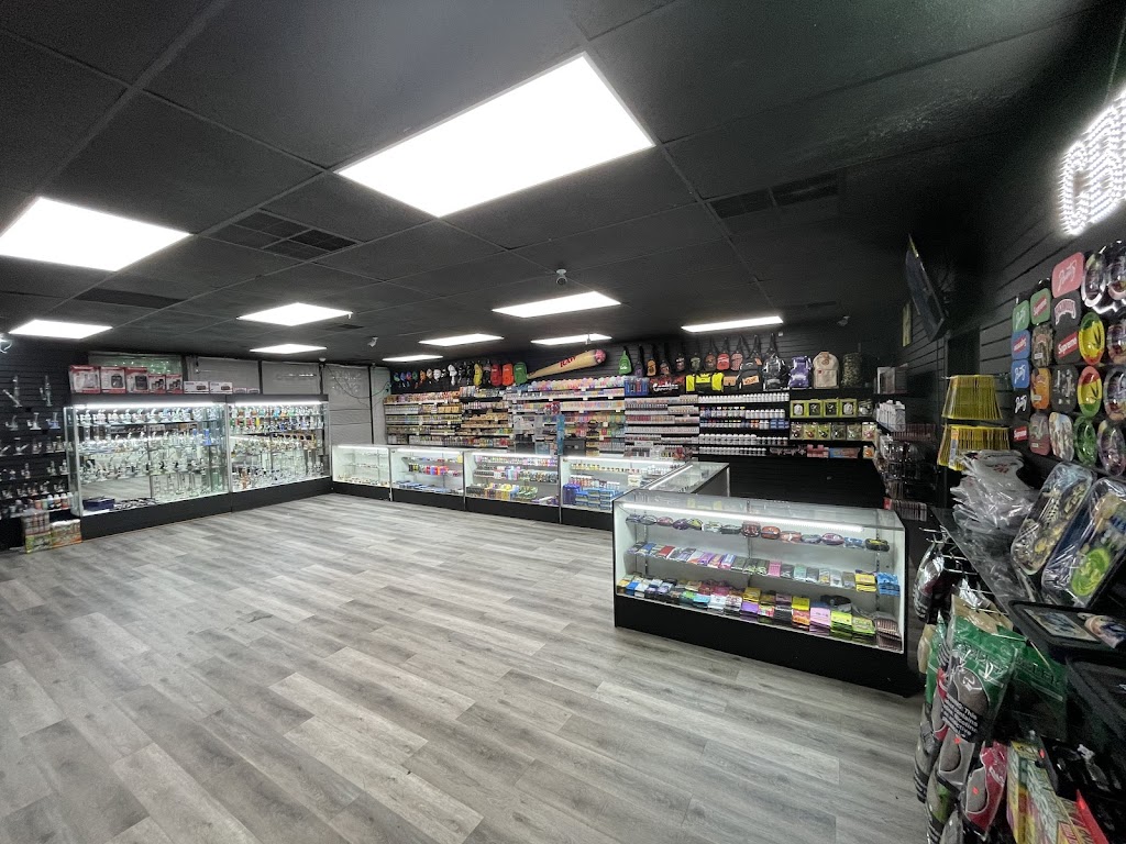 Super Puffs Smoke Shop | meal takeaway | 600 Theodore St, Joliet, IL 60435, USA | 7792064444 OR +1 779-206-4444