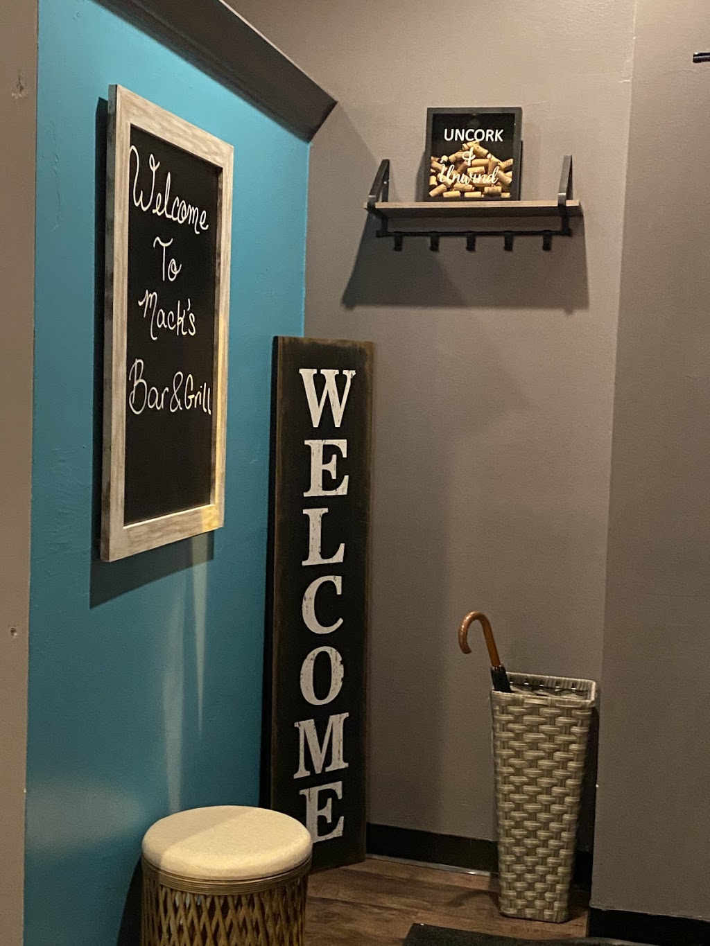 Macks Bar and Grill | restaurant | 5513 Pershing Ave, St. Louis, MO 63112, USA | 3143548436 OR +1 314-354-8436