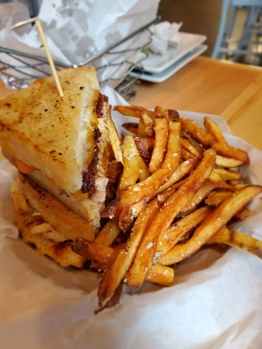 The Half Pint | restaurant | 415 N Front St #199, Columbus, OH 43215, USA | 6147451165 OR +1 614-745-1165