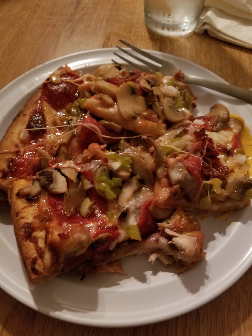 Maurizios Pizza East | restaurant | 2940 Wabash Ave, Terre Haute, IN 47803, USA | 8122320633 OR +1 812-232-0633