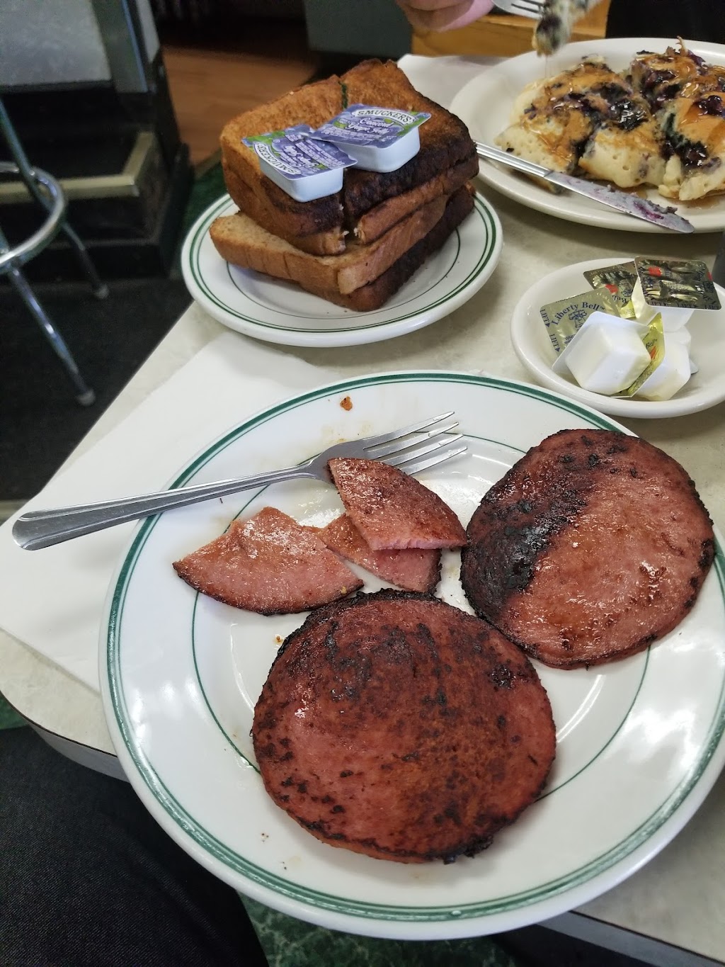 Millers Cafe | restaurant | 4 W Powhattan Ave, Essington, PA 19029, USA | 6105214740 OR +1 610-521-4740