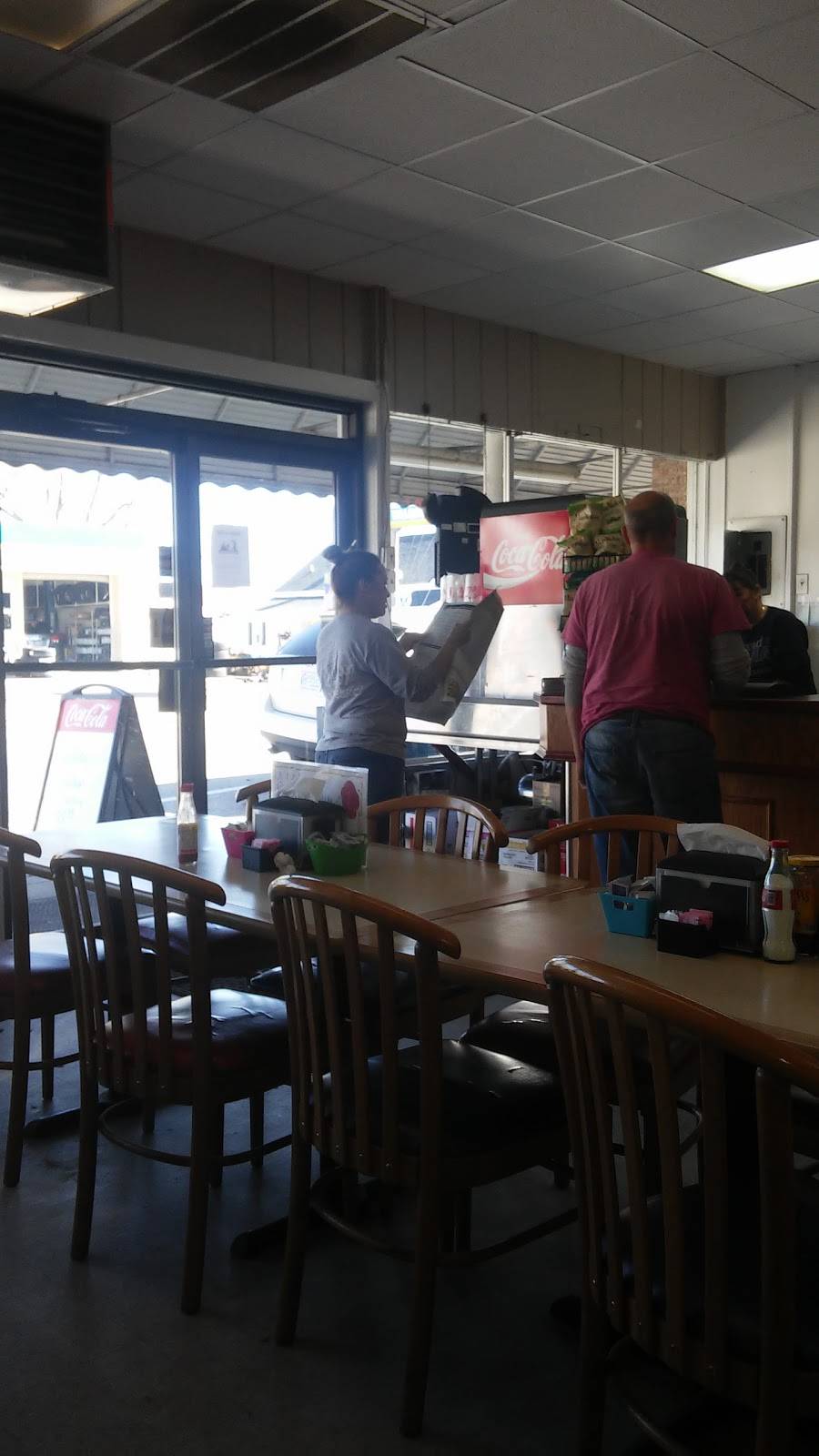 Salemburg Grill | restaurant | 100 S Main St, Salemburg, NC 28385, USA | 9105253292 OR +1 910-525-3292