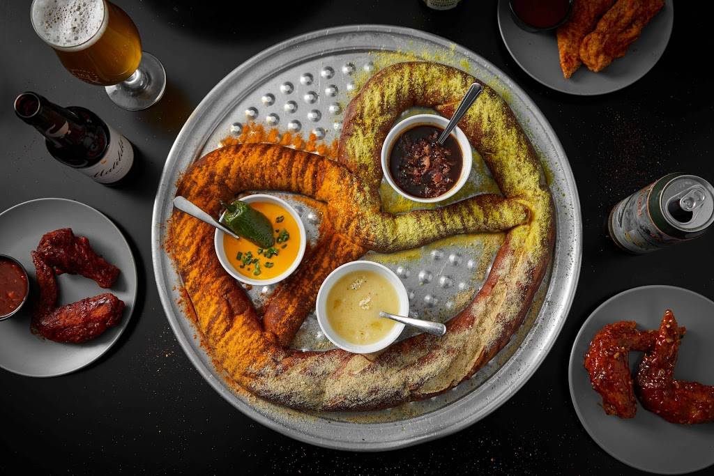 Crosstown Pub & Grill Naperville | restaurant | 909 E Ogden Ave, Naperville, IL 60563, USA | 6303579775 OR +1 630-357-9775