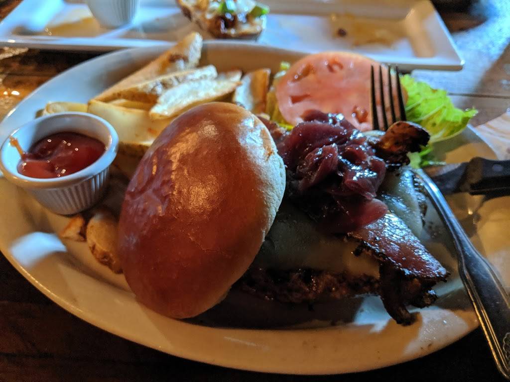 The Common Man | restaurant | 88 Range Rd, Windham, NH 03087, USA | 6038980088 OR +1 603-898-0088