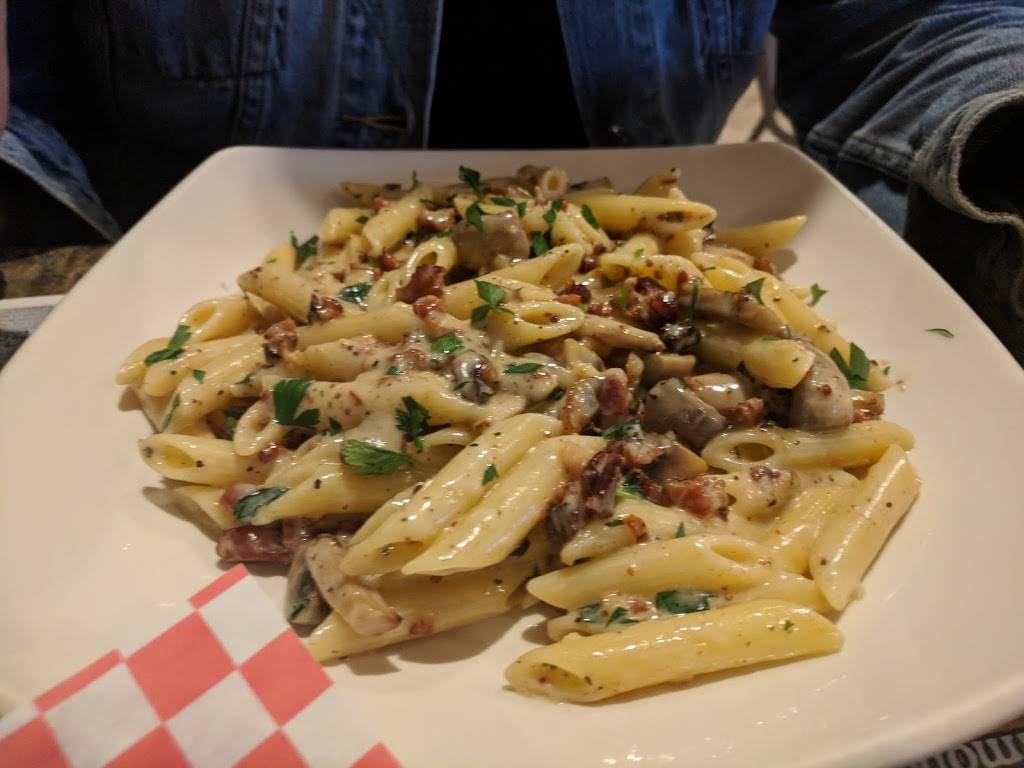 Luigis Italian Bistro | restaurant | 2733 Manitowoc Rd #5, Green Bay, WI 54311, USA | 9204684900 OR +1 920-468-4900