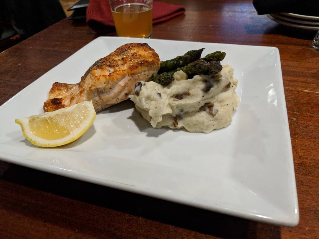 Lewis Restaurant & Grille | restaurant | 92 Central St, Norwood, MA 02062, USA | 7817628928 OR +1 781-762-8928