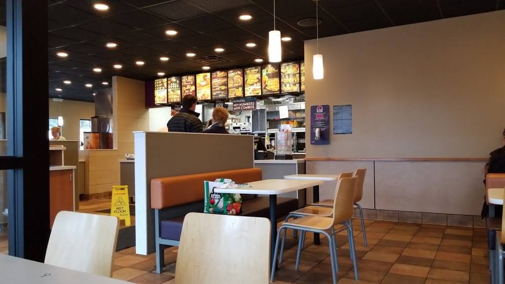 Taco Bell | meal takeaway | 1447 W South Airport Rd, Traverse City, MI 49686, USA | 2319330350 OR +1 231-933-0350