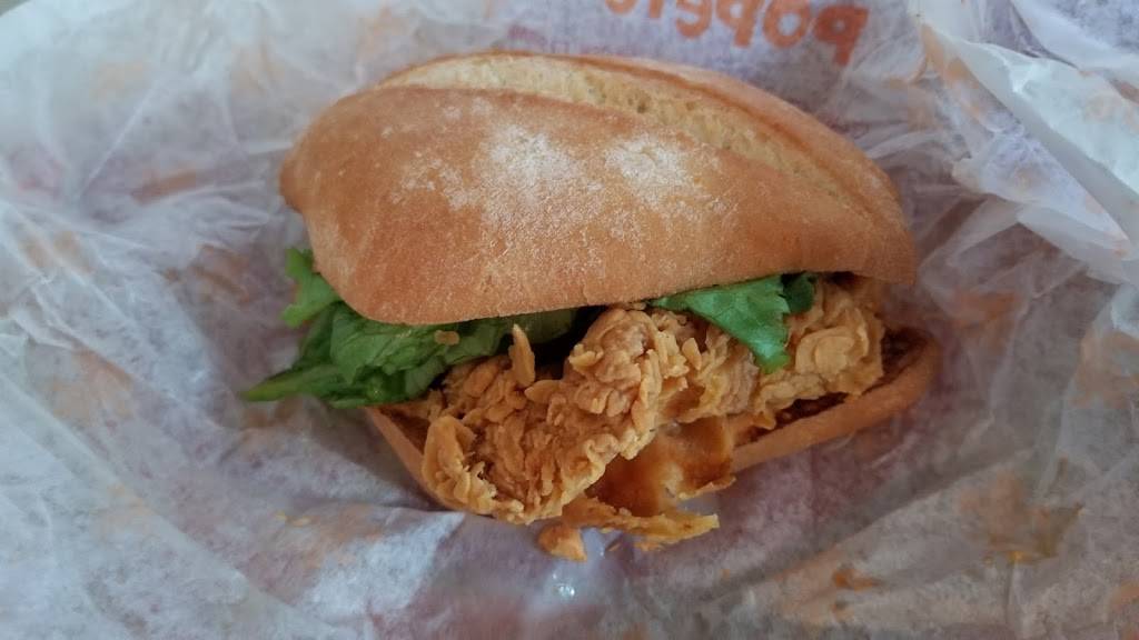 Popeyes Louisiana kitchen | restaurant | 208 Queens Quay W # 5-6, Toronto, ON M5J 2Y5, Canada | 4163689292 OR +1 416-368-9292