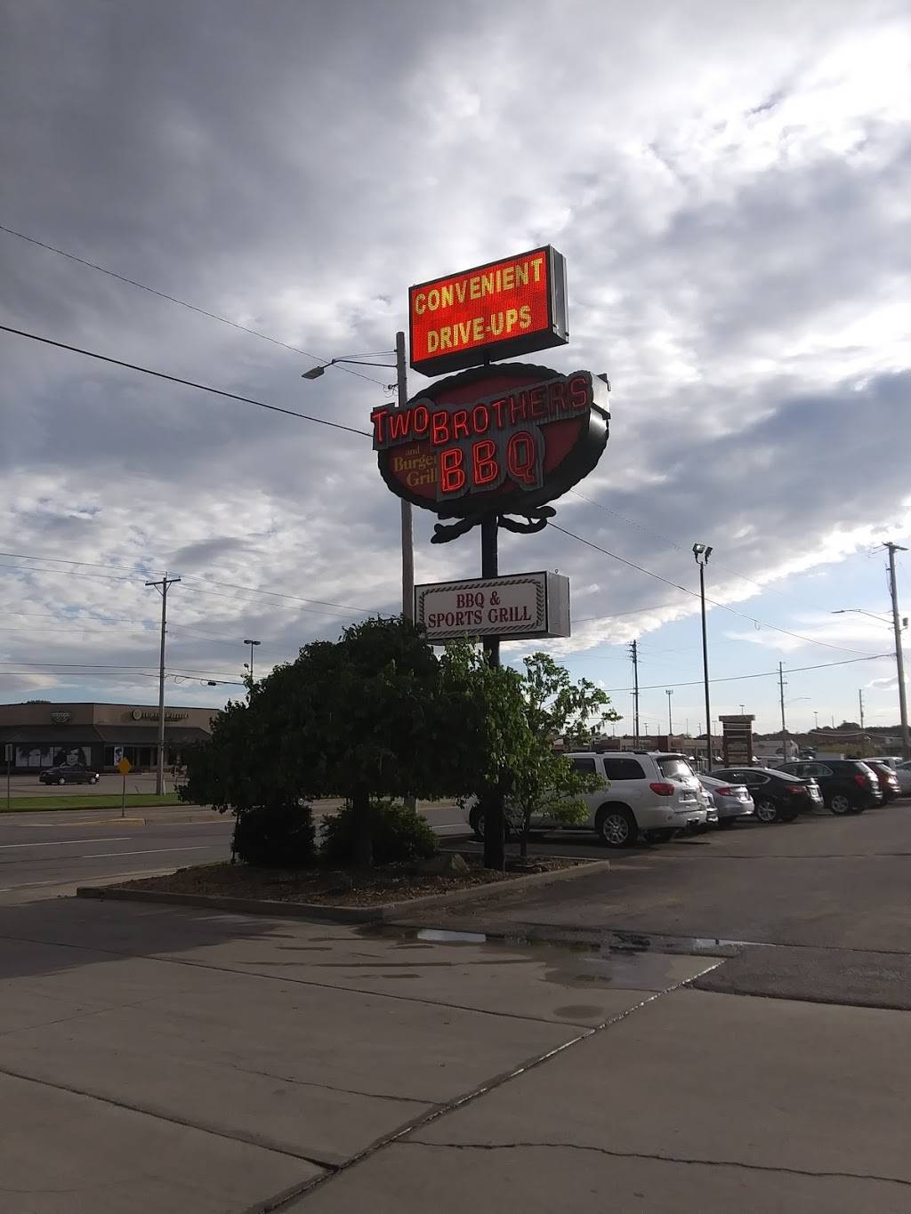 Two Brothers BBQ & Sports Grill | restaurant | 6730 W Central Ave, Wichita, KS 67212, USA | 3164404077 OR +1 316-440-4077