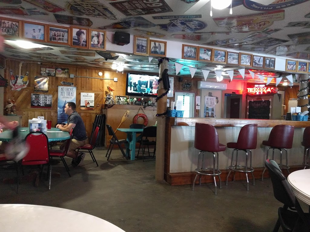 Pelicans Pub | restaurant | 1001 E Port Dr, Port Mansfield, TX 78598, USA | 9569442848 OR +1 956-944-2848