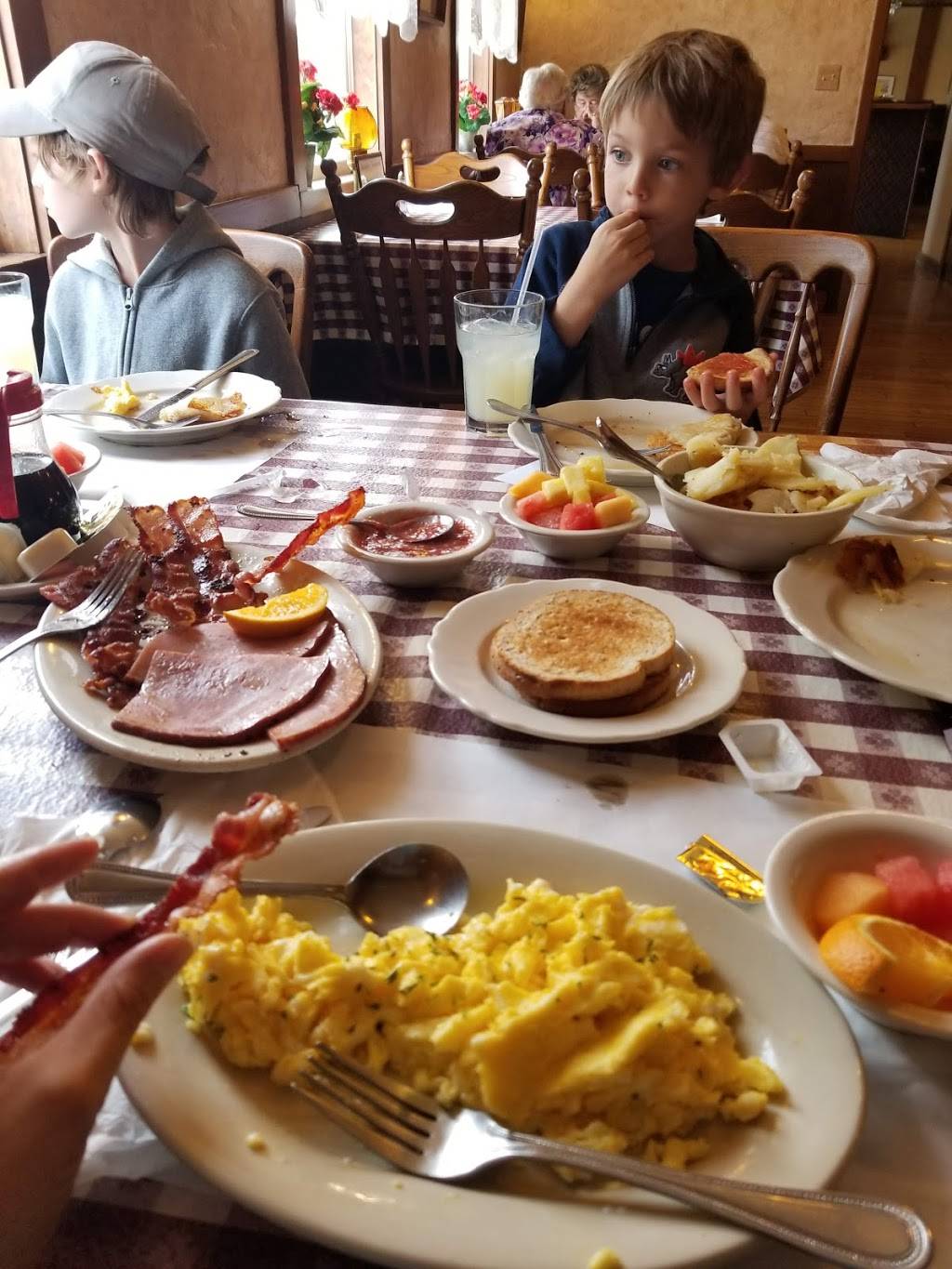 The Ronneburg Restaurant | restaurant | 4408 220th Trail, Amana, IA 52203, USA | 3196223641 OR +1 319-622-3641