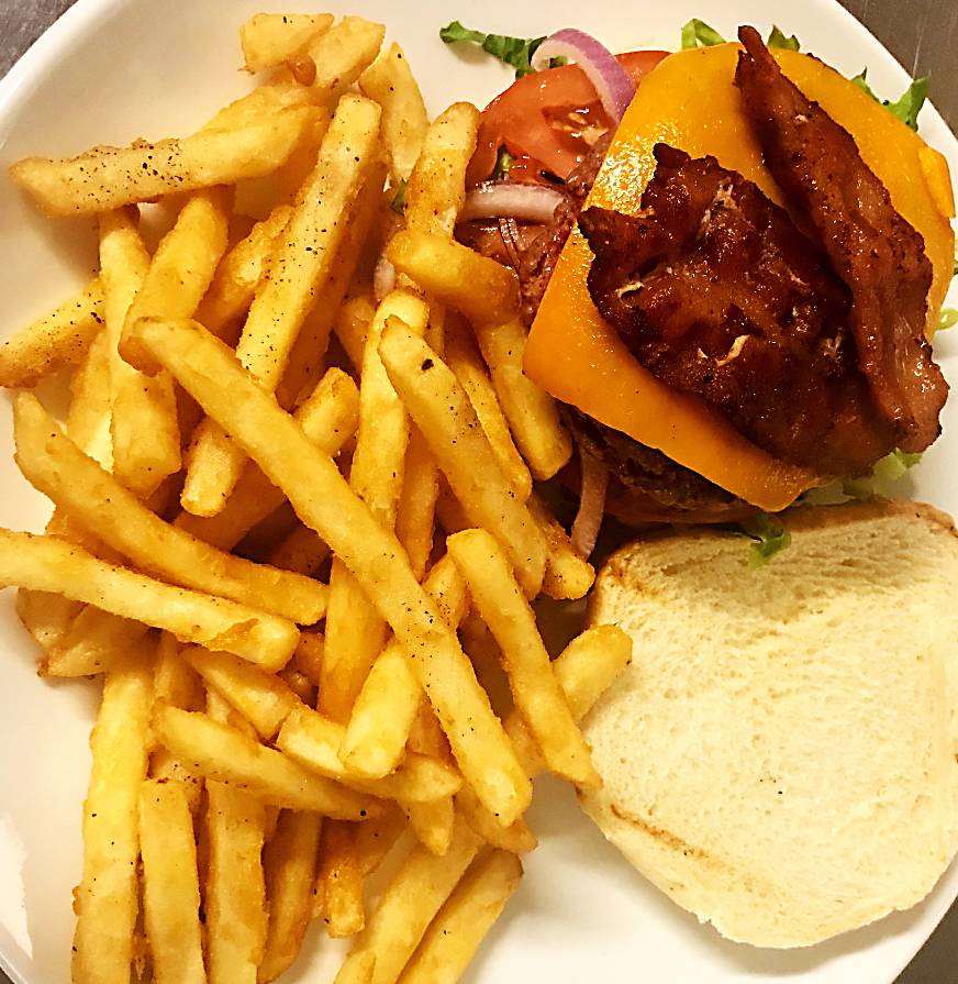 Two Dogs Sports Bar | restaurant | 1620 Bayview Ave, Toronto, ON M4S 1T3, Canada | 6473448286 OR +1 647-344-8286