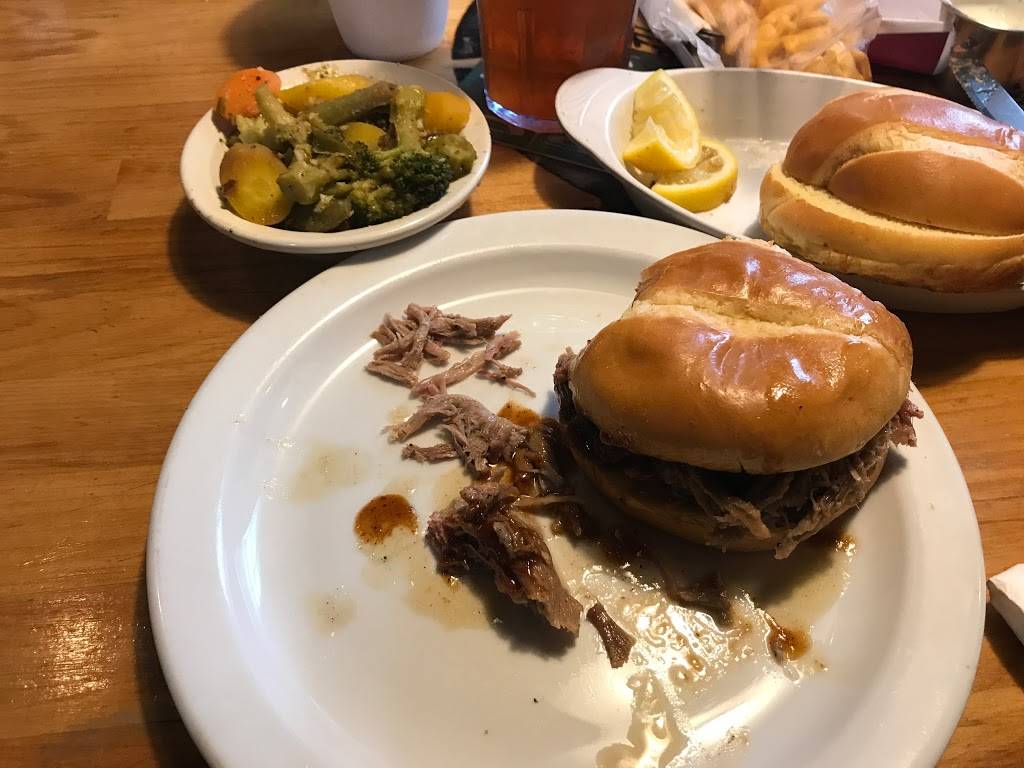 LiL Charlies Restaurant & Brewery | restaurant | 504 East E Pearl St, Batesville, IN 47006, USA | 8129346392 OR +1 812-934-6392