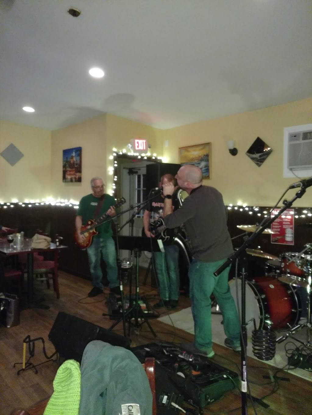 La Famiglia Bar & Grill | restaurant | 110 NY-311, Carmel Hamlet, NY 10512, USA | 8452284000 OR +1 845-228-4000