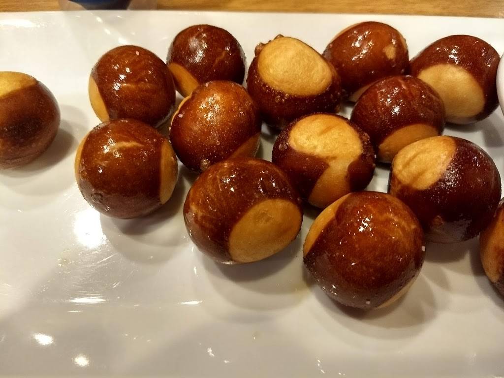 Kings Family Restaurants | restaurant | 200 Sheffield Dr, Delmont, PA 15626, USA | 7244686020 OR +1 724-468-6020