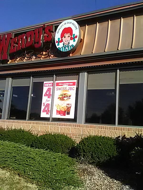 Wendys | restaurant | 1411 S Belt Hwy, St Joseph, MO 64507, USA | 8162326534 OR +1 816-232-6534