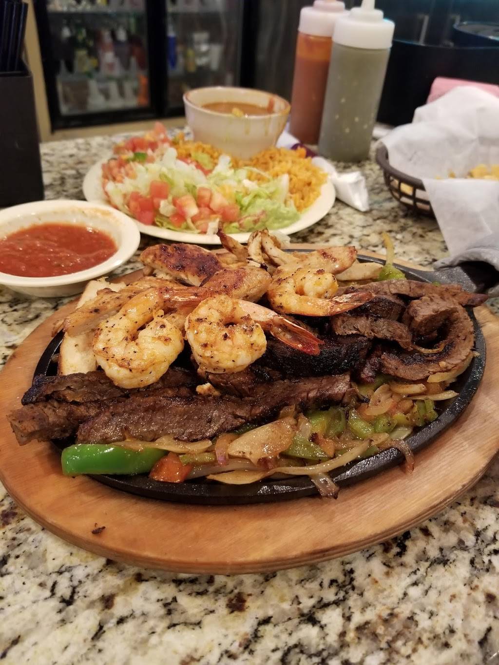 La Perla Bar & Grill | restaurant | 516 SW Military Dr, San Antonio, TX 78221, USA | 2104740597 OR +1 210-474-0597