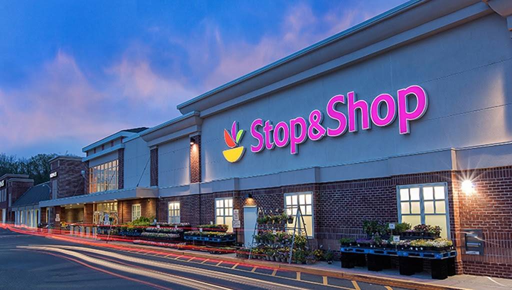 Copps Hill Plaza | shopping mall | 125 Danbury Rd, Ridgefield, CT 06877, USA | 2036355560 OR +1 203-635-5560