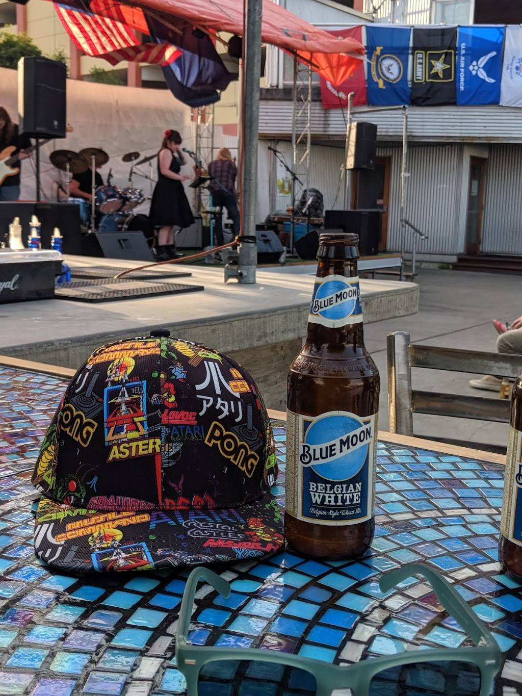 Bernies Bungalow Lounge | restaurant | 626 D St #3522, Anchorage, AK 99501, USA | 9072768808 OR +1 907-276-8808