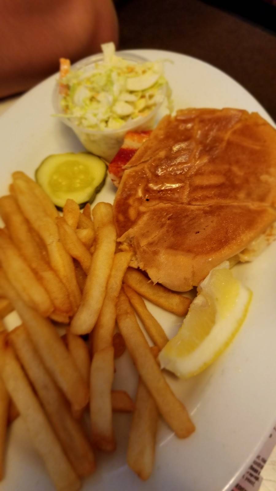 Lasses Restaurant | restaurant | 611 Bridgeport Ave, Milford, CT 06460, USA | 2038749574 OR +1 203-874-9574