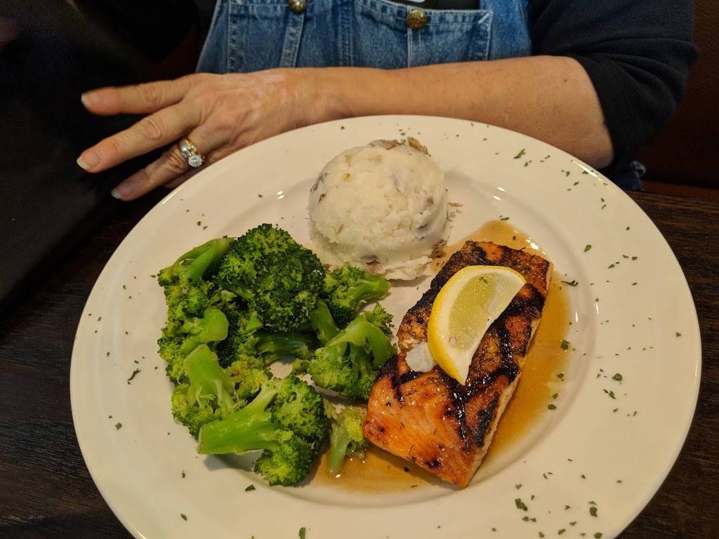 Crosstown Grille | restaurant | 620 Crosstown Drive, Peachtree City, GA 30269, USA | 6788331190 OR +1 678-833-1190