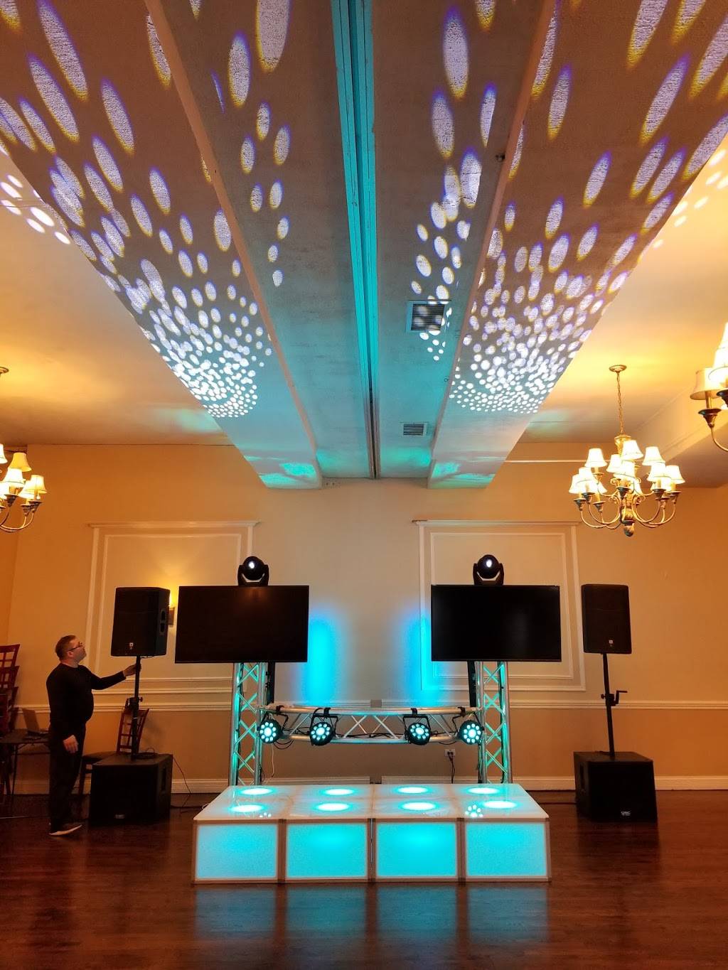 Bella Via Restaurant & Banquet | restaurant | 1899 2nd St, Highland Park, IL 60035, USA | 8476818300 OR +1 847-681-8300