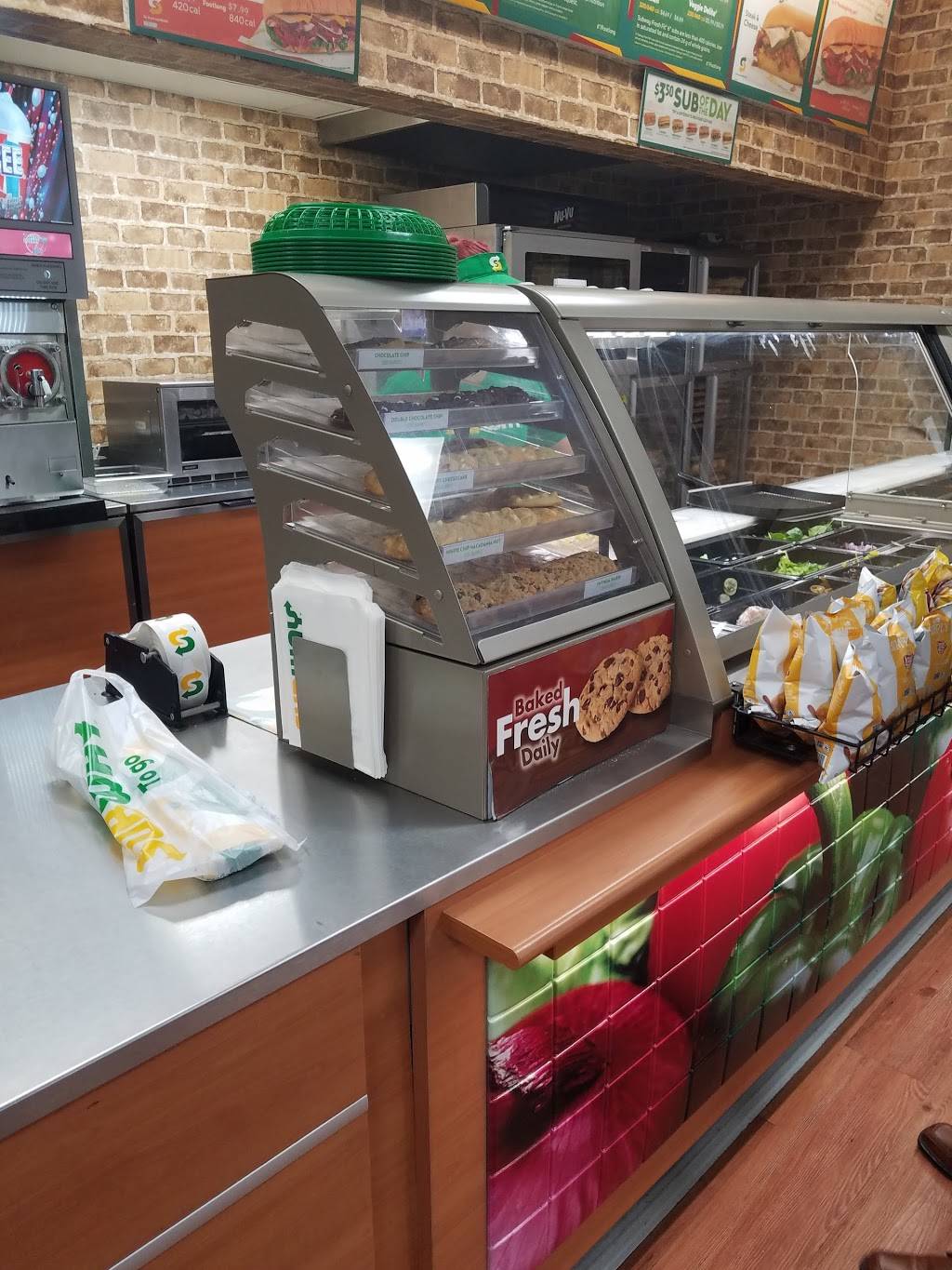 Subway | restaurant | 1013 I-94, Paw Paw, MI 49079, USA | 2696552200 OR +1 269-655-2200